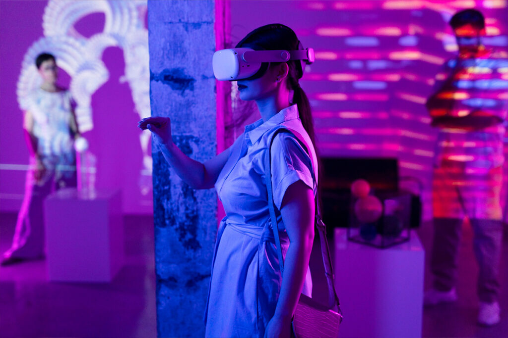 donna con visore vr